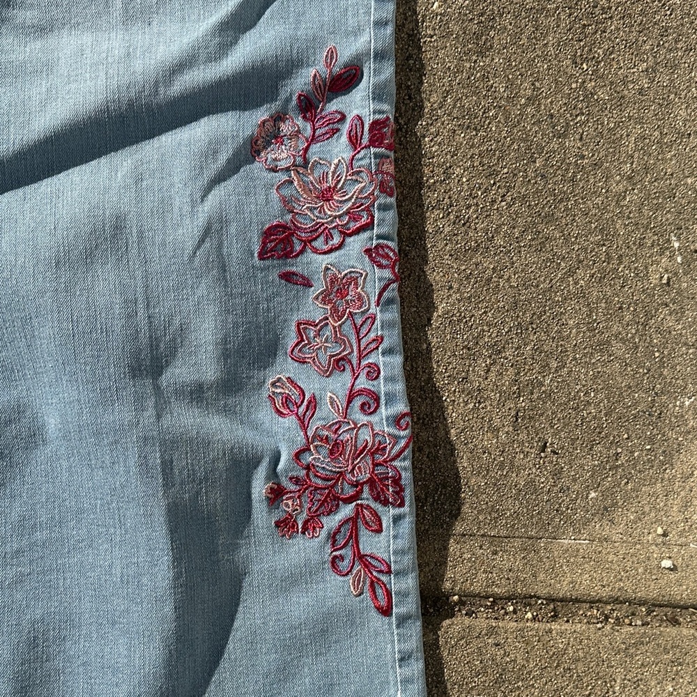 The Pioneer Woman Light Blue Cropped Jeans with Red Embroidery new w/tags XXL - Picture 5 of 12